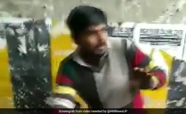 दिल्ली से सटे ग्रेटर नोएडा में बिरयानी बेचने पर युवक की बेरहमी से पिटाई, VIDEO वायरल