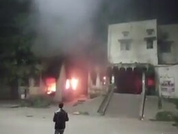 नागरिकता कानून के विरोध में प्रदर्शनकारियों ने पश्चिम बंगाल में एक रेलवे स्टेशन को जलाया, RPF कर्मियों की भी पिटाई नागरिकता कानून के विरोध में प्रदर्शनकारियों ने पश्चिम बंगाल में एक रेलवे स्टेशन को जलाया, RPF कर्मियों की भी पिटाई