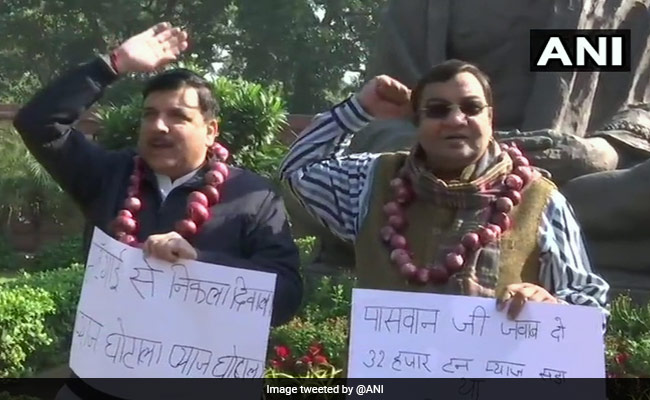 AAP Leader Wears Garland Of Onion To Protest Against Shortage, Price Rise