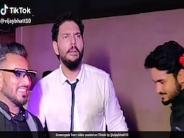 मनीष पांडे की शादी में युवराज ने ऐसे किया ढोल पर डांस, इस तरह नचाया दूल्हे को... देखें Video मनीष पांडे की शादी में युवराज ने ऐसे किया ढोल पर डांस, इस तरह नचाया दूल्हे को... देखें Video