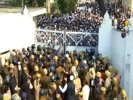 जामिया और AMU के बाद अब लखनऊ की यूनिवर्सिटी में भी पुलिस-छात्रों में भिड़ंत, दोनों तरफ से फेंके गए पत्थर, यूपी के कई जिलों में इंटरनेट बंद जामिया और AMU के बाद अब लखनऊ की यूनिवर्सिटी में भी पुलिस-छात्रों में भिड़ंत, दोनों तरफ से फेंके गए पत्थर, यूपी के कई जिलों में इंटरनेट बंद