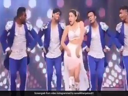 Sara Ali Khan के डांस Video ने बटोरी सुर्खियां, माधुरी दीक्षित के गाने पर झूमकर नाचती आईं नजर Sara Ali Khan के डांस Video ने बटोरी सुर्खियां, माधुरी दीक्षित के गाने पर झूमकर नाचती आईं नजर