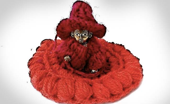 कड़ाके की ठंड में अयोध्या में रामलला को ओढ़ाया गया कंबल, 'लड्डू गोपाल' को पहनाया गया स्वेटर