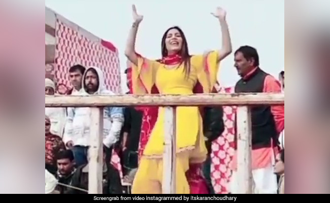 सपना चौधरी का डांस देखने उमड़ी लोगों की भीड़, हरियाणवी छोरी के Video ने मचाया धमाल