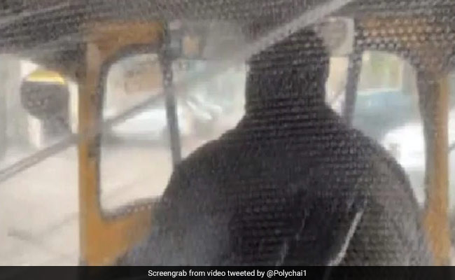 दिल्ली की सर्दी से बचने के लिए ऑटो वाले ने अपनाया ये जुगाड़, ट्विटर पर लोगों ने कहा, ''बहुत ही असरदार''