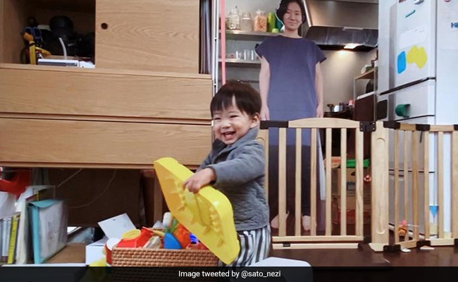 मां को पास में न देख रोने लगता था बच्चा, परेशान होकर माता-पिता ने निकाली अनोखी तरकीब, देखें Video