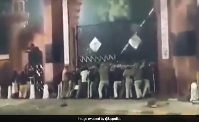 जामिया के समर्थन में उतरे AMU के छात्रों की पुलिस से झड़प, यूनिवर्सिटी 5 जनवरी तक बंद, इंटरनेट पर लगाई गई रोक