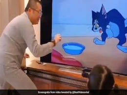 Video: बेटी को खुश करने के लिए पिता ने टीवी पर चल रहे कार्टून के साथ किया ऐसा, लोगों ने कहा ''SO CUTE'' Video: बेटी को खुश करने के लिए पिता ने टीवी पर चल रहे कार्टून के साथ किया ऐसा, लोगों ने कहा ''SO CUTE''