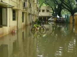 तमिलनाडु में भारी बारिश, दीवार गिरने से 15 लोगों की मौत, चेन्नई सहित कई शहरों में स्कूलें बंद तमिलनाडु में भारी बारिश, दीवार गिरने से 15 लोगों की मौत, चेन्नई सहित कई शहरों में स्कूलें बंद