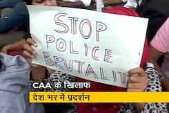 जामिया के छात्रों पर पुलिस की बर्बरता के खिलाफ देशभर की यूनिवर्सिटीज में प्रदर्शन जामिया के छात्रों पर पुलिस की बर्बरता के खिलाफ देशभर की यूनिवर्सिटीज में प्रदर्शन