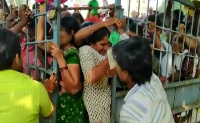 Near-Stampede In Andhra Pradesh Market In Rush For Rs 25-A-Kilo Onions