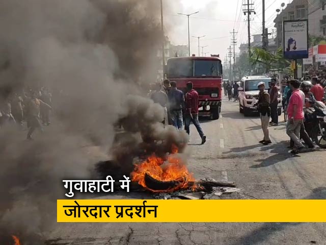 प्रदर्शन के बीच असम के सीएम सर्बानंद सोनोवाल सीएम आवास पहुंचे