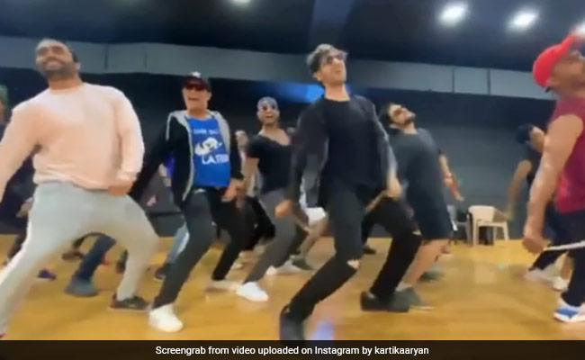 When Kartik Aaryan Channelled His Inner Chulbul Pandey And Danced To <I>Munna Badnaam Hua</I>