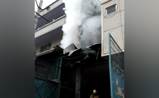 दिल्ली: नरेला की दो जूता फैक्टरियों में लगी भीषण आग, 3 फायरमैन घायल, 36 दमकल मौके पर मौजूद