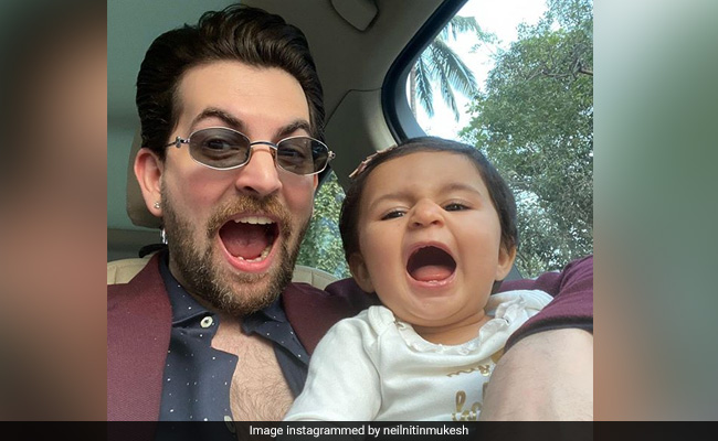 Viral Video: तैमूर को टक्कर देने आईं ये स्टार किड, पापा संग बुड्ढे बाबा की नकल करती आईं नजर