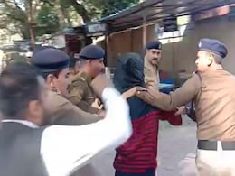 पांच साल की मासूम बच्ची के रेप और हत्या के आरोपी को कोर्ट परिसर में वकीलों ने पीटा, देखें - VIDEO पांच साल की मासूम बच्ची के रेप और हत्या के आरोपी को कोर्ट परिसर में वकीलों ने पीटा, देखें - VIDEO