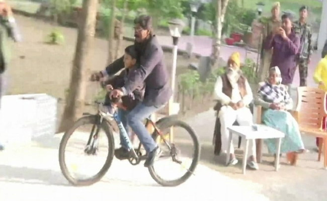 Hemant Soren Rides Bicycle After JMM Victory