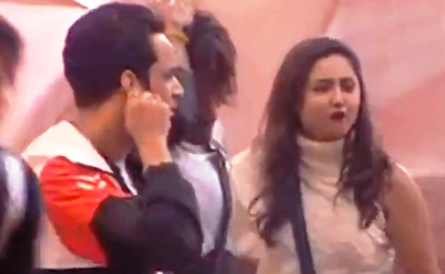 बिग बॉस में अरहान के सिर पर लगी चोट तो गुस्से में बेकाबू हुईं रश्मि देसाई और कर बैठीं कुछ ऐसा- देखें Video