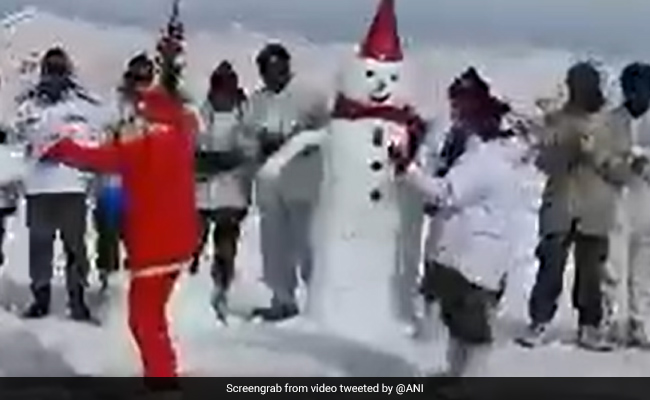 Watch: Soldiers Sing "Jingle Bells" To Ring In Christmas At LoC
