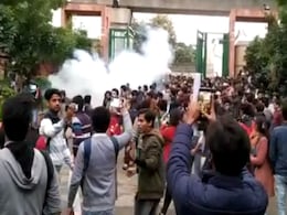 नागरिकता कानून के खिलाफ सड़कों पर उतरे जामिया यूनिवर्सिटी के छात्र, पुलिस के साथ हुई झड़प नागरिकता कानून के खिलाफ सड़कों पर उतरे जामिया यूनिवर्सिटी के छात्र, पुलिस के साथ हुई झड़प