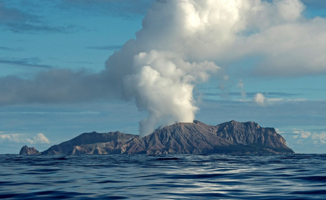 100 Tourists Near New Zealand Volcano When It Erupted, 5 Dead
