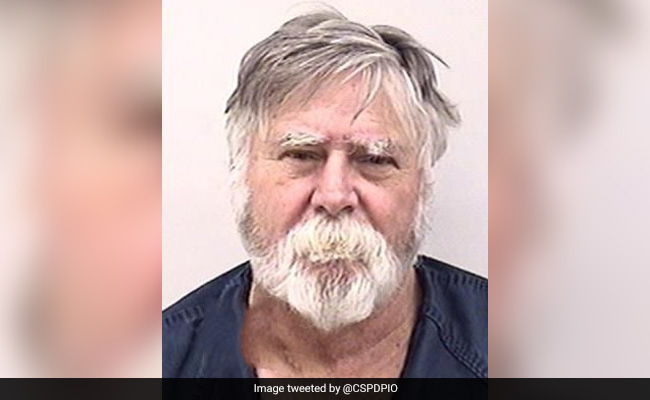 शख्स ने पहले लूटा बैंक और फिर Merry Christmas चिल्लाते हुए हवा में उड़ा दिए सारे पैसे