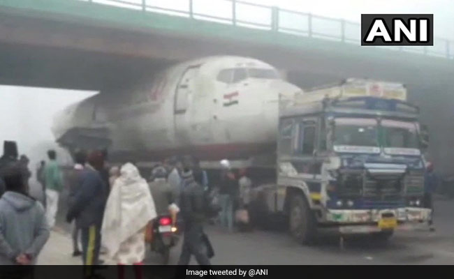 ब्रिज के नीचे फंस गया प्लेन, निकलाने के लिए ट्रक ड्राइवर के छूटे पसीने, तस्वीरें हुईं Viral