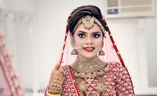 9 Gorgeous Traditional Bridal Outfits To Wear On The Wedding Day
