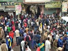 दिल्ली में अनाज मंडी के पास फैक्टरी में आग से अब तक 43 मजदूरों की मौत, दमकल की 25 गाड़ियों ने पाया काबू दिल्ली में अनाज मंडी के पास फैक्टरी में आग से अब तक 43 मजदूरों की मौत, दमकल की 25 गाड़ियों ने पाया काबू