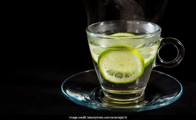 Lemon Water Side Effects: नींबू पानी वजन घटाने में है मददगार, साइडइफेक्ट जानकर भी रह जाएंगे हैरान