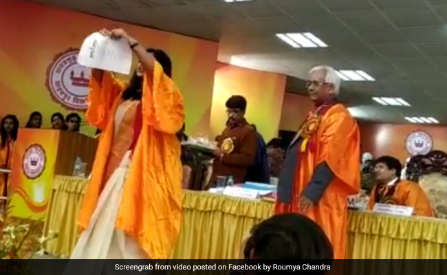 छात्रा ने दीक्षांत समारोह में डिग्री लेते हुए फाड़ी CAA की कॉपी, देखें जाधवपुर यूनिवर्सिटी में हुई घटना का पूरा Video