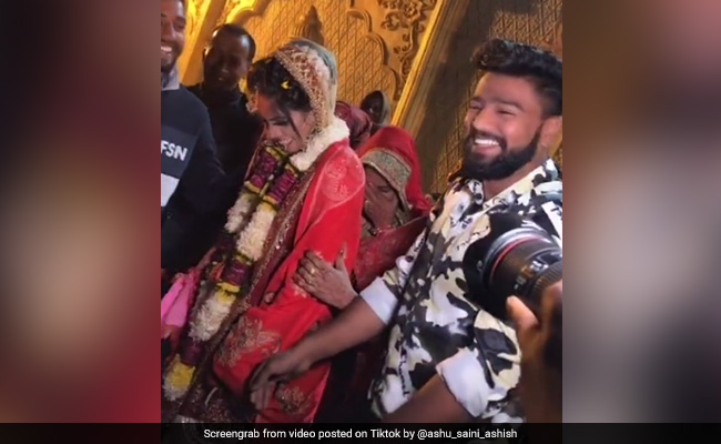 भाई ने अनोखे अंदाज में की बहन की विदाई, जाते वक्त बोला- 'जल्दी निकल जा...' देखें मजेदार Video