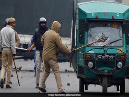 बॉलीवुड एक्टर ने शेयर की फोटो, बोले- पुलिस वाले शांति से खड़े थे, ऑटो इनसे आकर टकराया है... बॉलीवुड एक्टर ने शेयर की फोटो, बोले- पुलिस वाले शांति से खड़े थे, ऑटो इनसे आकर टकराया है...