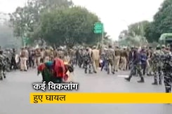 मंडी हाउस से पुलिस ने जबरन विकलांगों को हटाया मंडी हाउस से पुलिस ने जबरन विकलांगों को हटाया