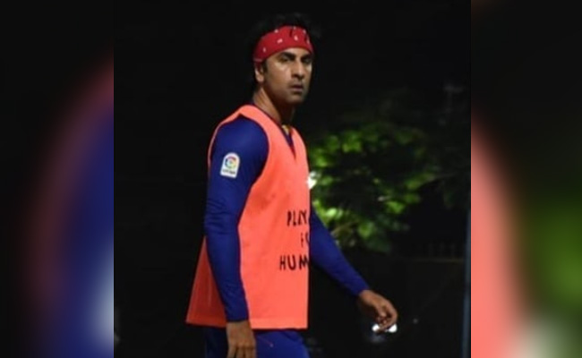 रणबीर कपूर जबरदस्त अंदाज में खेल रहे थे फुटबॉल, तभी लग गई चोट और फिर...देखें Video