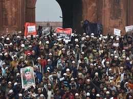 CAA Protest: कहीं पुलिस पर पथराव तो कहीं प्रदर्शनकारियों पर बरसी लाठियां, 10 बड़ी बातें CAA Protest: कहीं पुलिस पर पथराव तो कहीं प्रदर्शनकारियों पर बरसी लाठियां, 10 बड़ी बातें