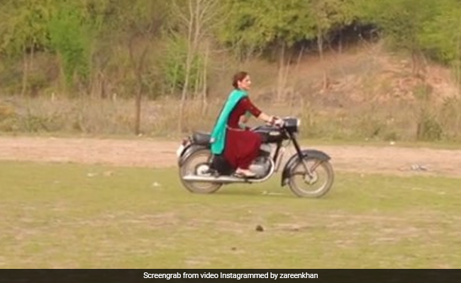 जरीन खान ने खुले मैदान में यूं दौड़ाई बुलेट, देखते रह गए बॉडीगार्ड्स- देखें Video