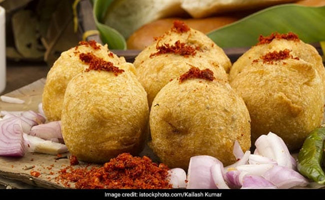 100 Cooks Attempt World Record, Make 25,000 "Batata Vadas" In 12 Hours