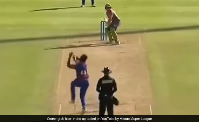 पाकिस्तानी गेंदबाज ने मारा ऐसा बोल्ड कि जमीन पर गिरा बल्लेबाज, अंपायर बोला- 'नो बॉल...' देखें Video