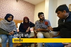 पुलिस की लाठियों से शख्स को बचाने आगे आईं लड़कियां पुलिस की लाठियों से शख्स को बचाने आगे आईं लड़कियां