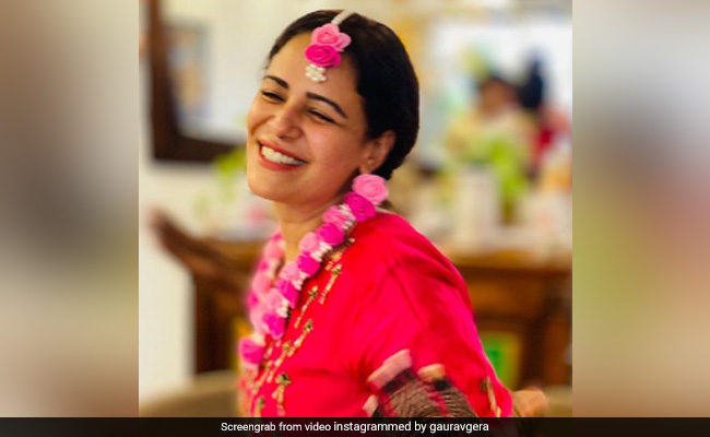 Trending: Inside Pics From Actress Mona Singh's <I>Mehendi</i>
