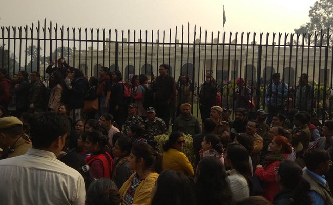 HRD Ministry Agrees To Amend Recruitment Rules After Meeting With Protesting DU Teachers