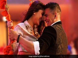 Kareena Kapoor, Akshay Kumar Spotted Twinning In <I>Laal Ghaghra</I> In <i>Good Newwz</i> Song Kareena Kapoor, Akshay Kumar Spotted Twinning In <I>Laal Ghaghra</I> In <i>Good Newwz</i> Song