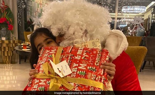 Christmas 2019: Twinkle Khanna, Mira Rajput Introduce In-House Santas Akshay Kumar, Shahid Kapoor On Instagram
