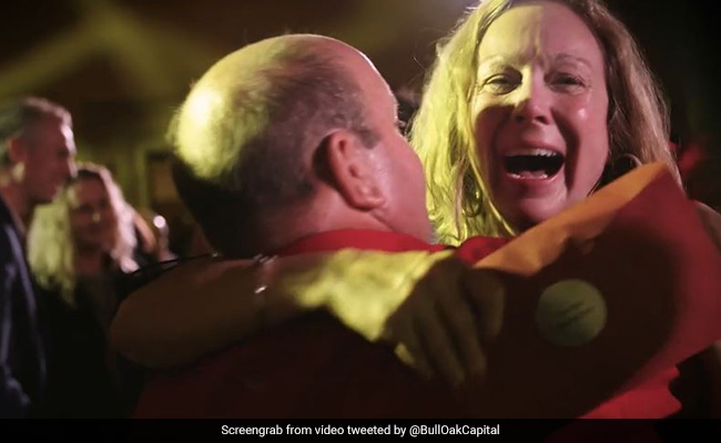 बॉस ने ऑफिस के 198 लोगों में बांट दिए 70 करोड़, खुशी से रोने लगे लोग, Video में दिखा ये इमोशनल मोमेंट