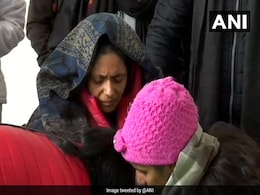 बलात्कारियों को फांसी की मांग को लेकर भूख हड़ताल पर बैठीं DCW चीफ स्वाति मालीवाल हुईं बेहोश, अस्पताल में कराया गया भर्ती बलात्कारियों को फांसी की मांग को लेकर भूख हड़ताल पर बैठीं DCW चीफ स्वाति मालीवाल हुईं बेहोश, अस्पताल में कराया गया भर्ती