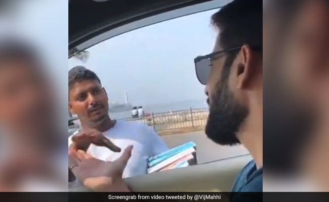 सड़क पर किताब बेच रहा यह शख्स निकला सिद्धार्थ शुक्ला का फैन, वीडियो हुआ वायरल