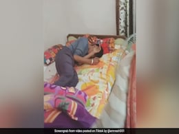 TikTok Top 5: बार-बार कहने पर नहीं उठा बेटा, तो मां ने हटाई रजाई और फिर किया ऐसा...लड़का झट से हो गया खड़ा TikTok Top 5: बार-बार कहने पर नहीं उठा बेटा, तो मां ने हटाई रजाई और फिर किया ऐसा...लड़का झट से हो गया खड़ा