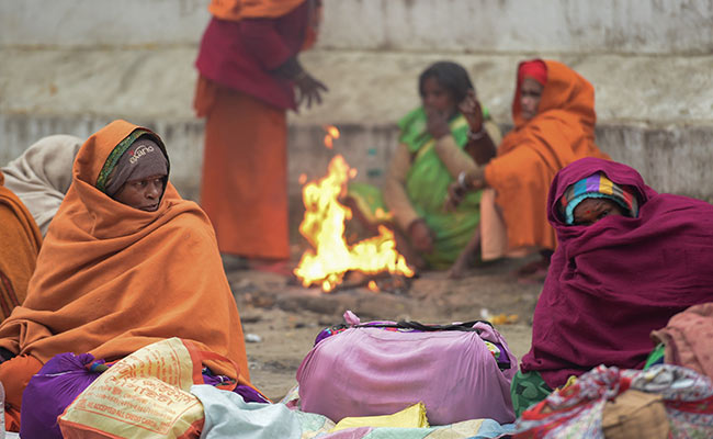 Delhi Weather: राजधानी में ठंड का कहर जारी, 2.4 डिग्री रहा पारा, और गिर सकता है तापमान