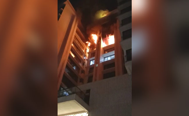 मुंबई के विले पार्ले वेस्ट इलाके के रिहायशी इमारत में लगी आग, कई लोगों के फंसे होने की आशंका